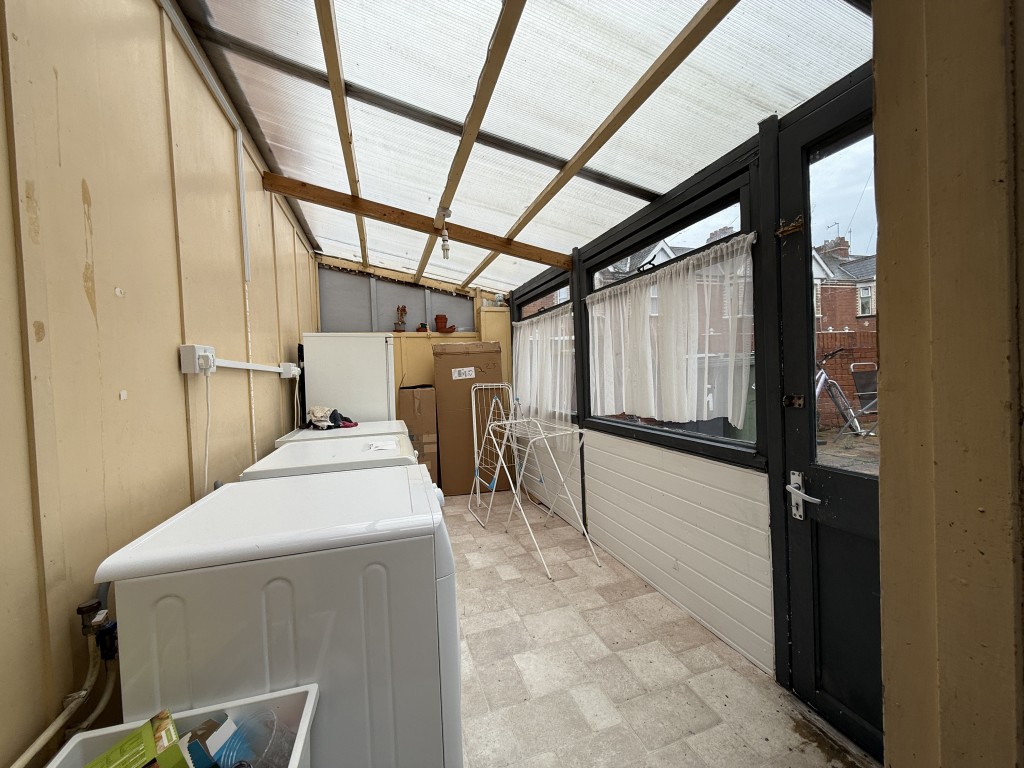 Lot: 176 - THREE-BEDROOM HOUSE REQUIRING IMPROVEMENT - Utility room